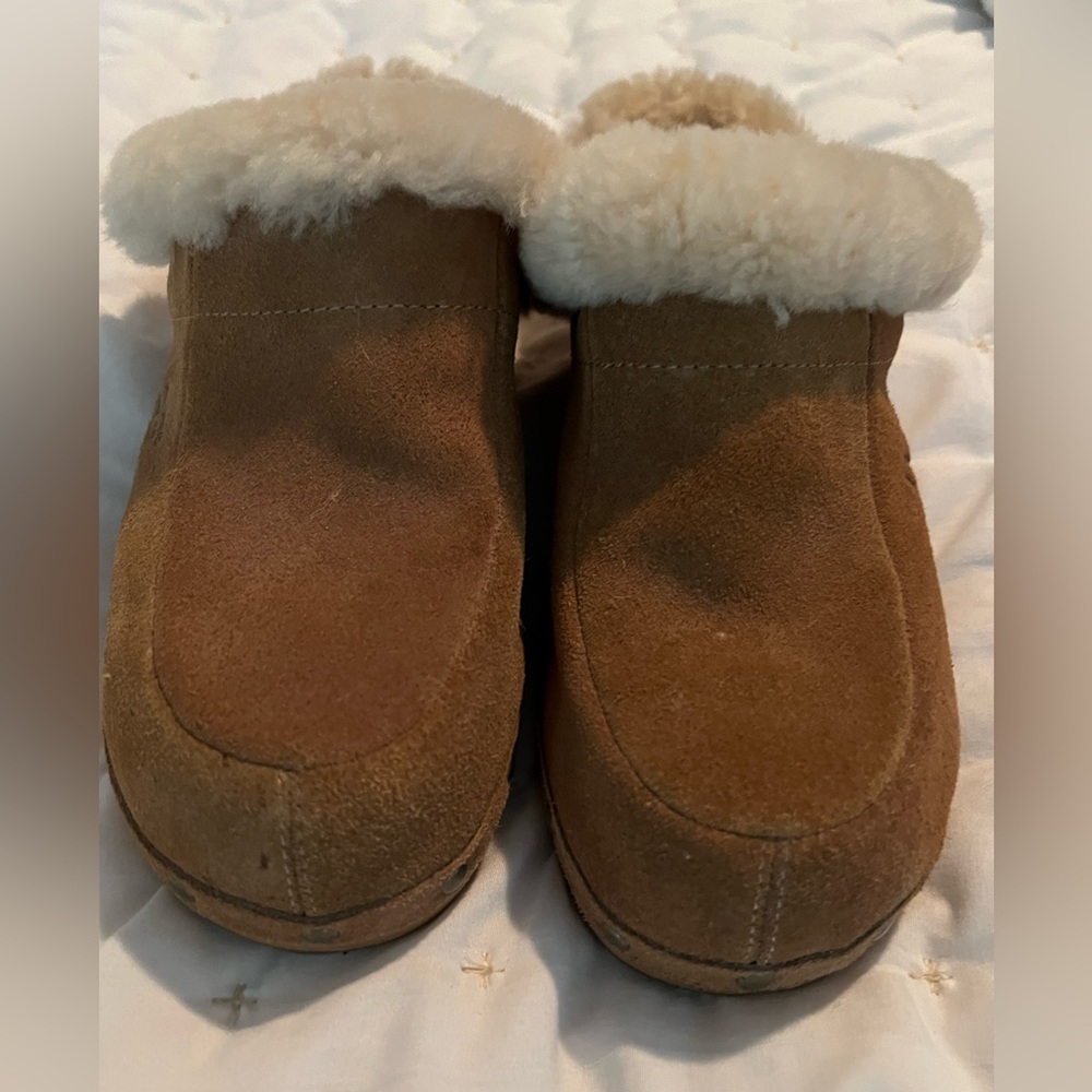Ugg size 10 tan suede clogs like new
